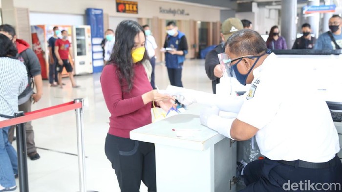 Selama pandemi COVID-19, PT KAI Daop 8 Surabaya membagikan face shield gratis kepada penumpang. Itu agar protokol kesehatan diterapkan dengan ketat.