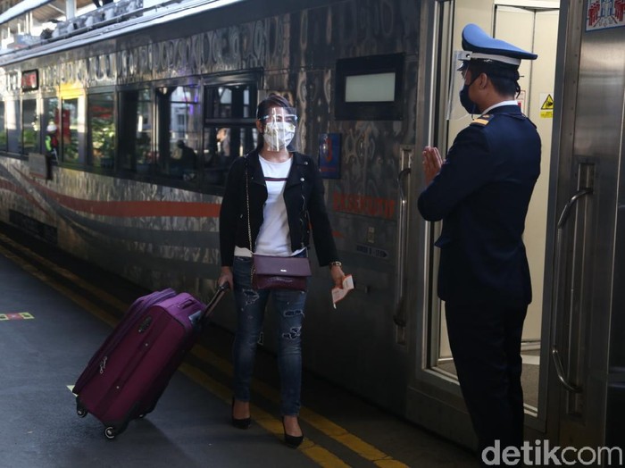 Hingga hari keempat libur panjang, PT KAI Daop 8 Surabaya mencatat ada 59.315 penumpang yang naik, dan 55.668 yang turun. Jumlah tersebut naik jika dibandingkan dengan pekan sebelumnya yang hanya 10.000 penumpang per hari.