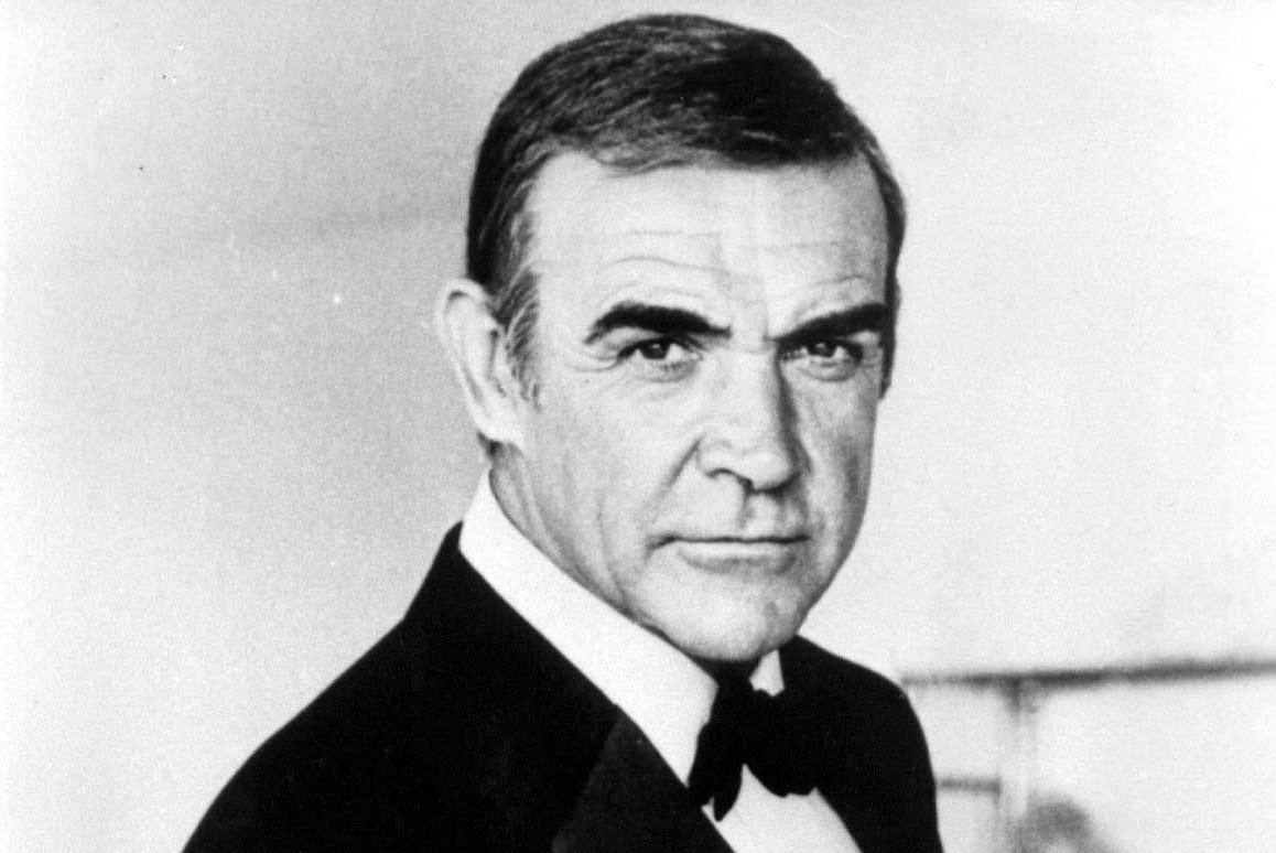 Aktor pemeran James Bond pertama.