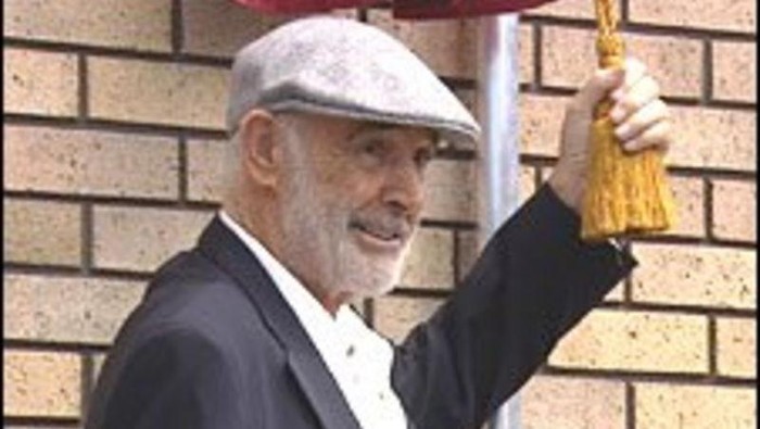 Sean Connery dalam kunjungannya ke Fountainbridge tahun 2010 silam.