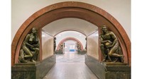 Salah satu stasiun menampilkan sekitar 80 patung yang menggambarkan segala sesuatu mulai dari pelaut Soviet, hingga siswa dan bahkan seorang penjaga yang berlutut di samping seekor anjing. Foto: Dok. Christopher Herwig/FUEL Publishing