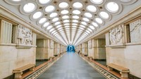 Ada juga stasiun Mayakovskaya di Distrik Tverskoy Moskow pusat, yang pernah digunakan sebagai tempat penampungan serangan udara, memiliki berbagai panel mosaik pekerja Soviet yang ceria di pabrik dan ladang. Foto: Dok. Christopher Herwig/FUEL Publishing