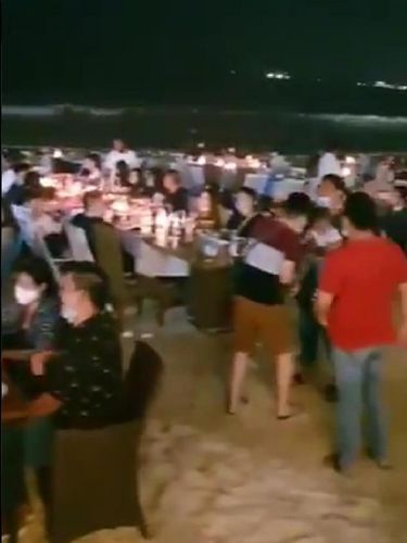 Suasana ramai sebuah restoran di Pantai Jimbaran, Bali (Twitter @drpriono1)