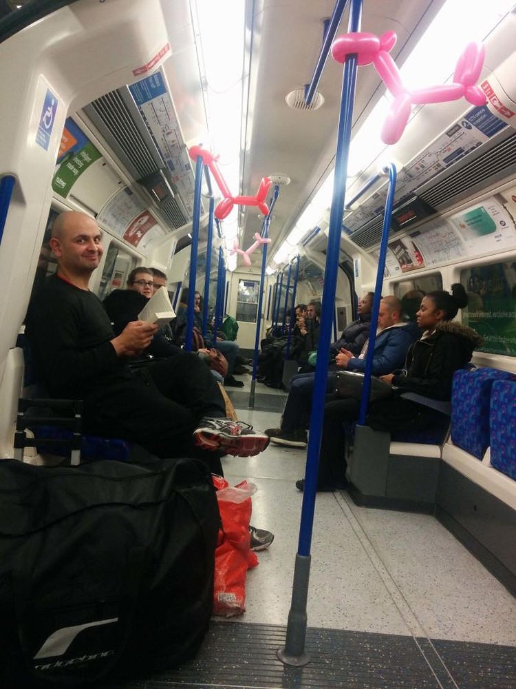 Subway Kereta merupakan transportasi umum sahabat orang banyak. Di sini, ada banyak kisah menarik yang lumayan bisa terangkum dari foto-foto berikut.