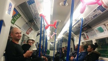 Si pria iseng banget menyematkan balon-balon yang sudah ia bentuk, ekspresinya puas banget kayaknya. Foto: richman241 via Bored Panda