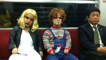 Kenapa ada Chukky, hih! Kalau kamu ada di sebelahnya apa yang bakal kamu lakukan? Foto: CopyX via Bored Panda