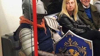 Reaksi dari wanita di samping sang warrior ini nampaknya sudah menggambarkan reaksi pemba. Hmm... Foto: Scaulbylausis via Bored Panda