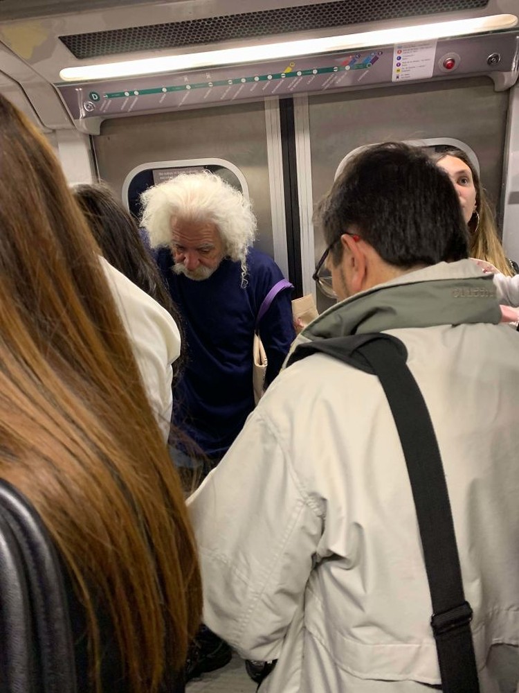 Subway Kereta merupakan transportasi umum sahabat orang banyak. Di sini, ada banyak kisah menarik yang lumayan bisa terangkum dari foto-foto berikut.