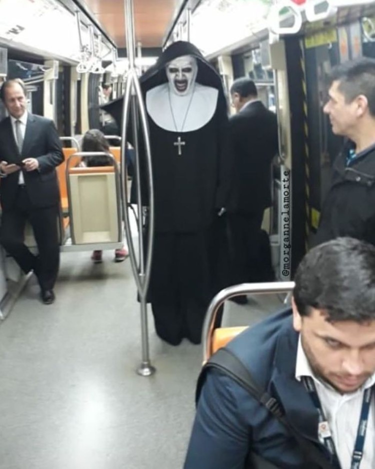 Subway Kereta merupakan transportasi umum sahabat orang banyak. Di sini, ada banyak kisah menarik yang lumayan bisa terangkum dari foto-foto berikut.