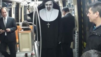 Kenapa tiba-tiba ada Valak, sih? Foto: morgannelamorte via Bored Panda