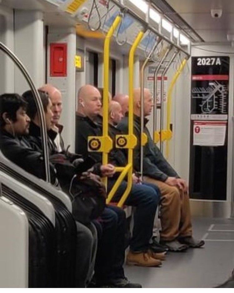 Subway Kereta merupakan transportasi umum sahabat orang banyak. Di sini, ada banyak kisah menarik yang lumayan bisa terangkum dari foto-foto berikut.