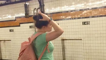 Nggak boleh bawa peliharaan, ya, kecuali kalau dimasukin ke dalam tas... (Foto: LucasLarson via Bored Panda)