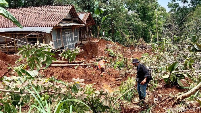 Tanah bergerak dan ambles 3 meter di Kebumen