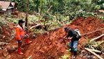 Tanah Bergerak dan Ambles Sedalam 3 Meter di Kebumen