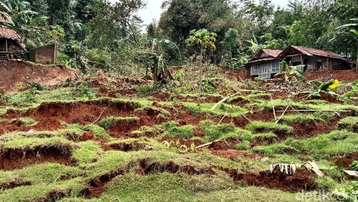 Tanah Bergerak dan Ambles Sedalam 3 Meter di Kebumen Fenomena tanah bergerak terjadi di Kabupaten Kebumen, Jawa Tengah. Sedikitnya 1 hektare tanah ambles sedalam 3 meter dan hingga saat ini tanah masih terus bergerak.