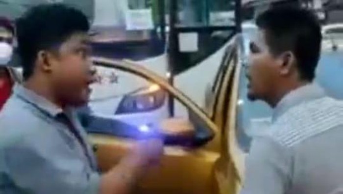 Tangkapan layar video adu mulut sopir bus vs mobil pribadi di Bekasi.