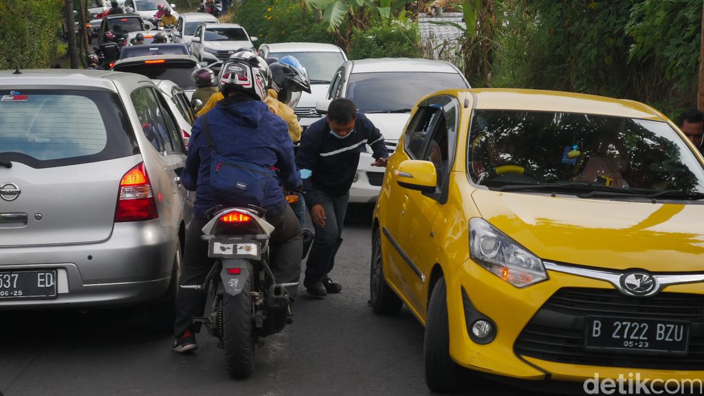 Tanjakan naga di punclut bikin mobil mogok