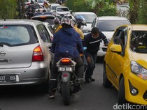 Nyetir Mobil Matic di Tanjakan Macet, Ini Tips Amannya