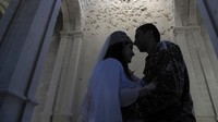 Tentara Hovhannes Hovsepyan dan Mariam Sargsyan tetap melangsungkan pernikahannya meski beberapa bagian gereja terlihat hancur.