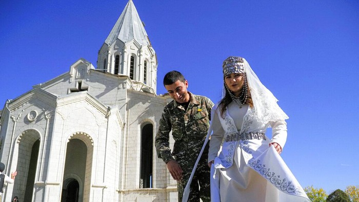 Tentara Langsungkan Pernikahan di Tengah Perang Armenia-Azerbaijan