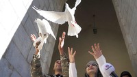 Pasangan pengantin, tentara Hovhannes Hovsepyan, dan Mariam Sargsyan melepaskan merpati setelah upacara pernikahan mereka di Holy Savior Cathedral, di Shushi, wilayah separatis Nagorno-Karabakh.