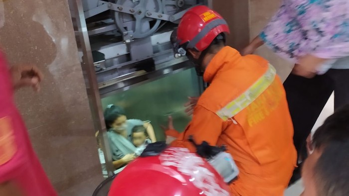 Tiga orang terjebak di dalam lift di Kebayoran Lama, Jaksel