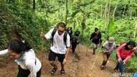 Pemandangan yang disuguhkan mulai dari pegunungan, sawah, sungai, hingga air terjun. Semua ada!