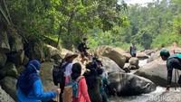Meskipun masuk kategori jalur mudah, tapi nyatanya banyak spot-spot yang cukup sulit dilalui. Trek yang dilalui antara lain lapangan parkir Lewi asih, perkampungan penduduk, sawah, lintas sungai, sawah, perkebunan singkong, bukit ilalang, finis Curug lewi Asih.