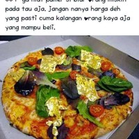Cuma orang-orang kaya aja nih yang bisa beli pizzanya. Jadi pengen tahu memang berapa sih harga pizzanya? Foto: Facebook