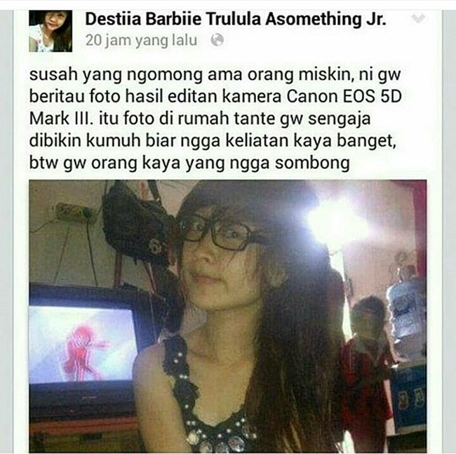 Katanya nggak sombong tapi bikin statusnya kayak gini. Jadi maksudnya biar dibilang apa sih mbak sama netizen? Foto: Facebook