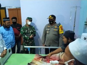 Airlangga Beri Hadiah Umrah ke Ustaz yang Ditusuk saat Ceramah Maulid Nabi