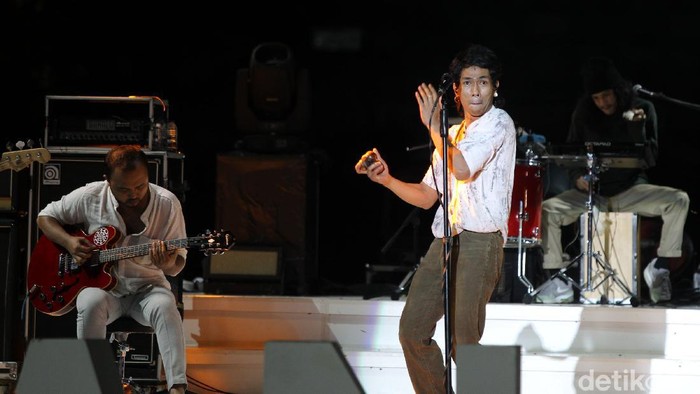 Aksi Panggung Fourtwnty di Prambanan Jazz 2020 Aksi panggung Fourtwnty saat tampil di Prambanan Jazz 2020 di komplek Candi Prambanan, Sleman, Yogyakarta, Sabtu (31/10/2020). Prambanan Jazz Virtual Festival kali ini dilaksanakan secara daring untuk mencegah penyebaran COVID-19.
