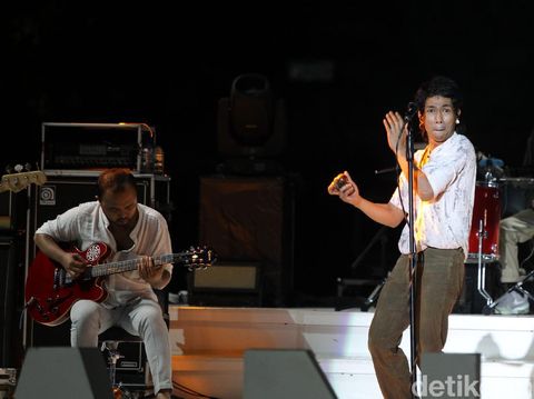 Aksi panggung Fourtwnty saat tampil di Prambanan Jazz 2020 di komplek Candi Prambanan, Sleman, Yogyakarta, Sabtu (31/10/2020). Prambanan Jazz Virtual Festival kali ini dilaksanakan secara daring untuk mencegah penyebaran COVID-19.
