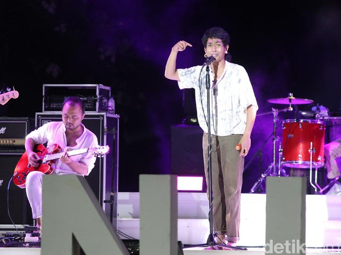 Aksi panggung Fourtwnty saat tampil di Prambanan Jazz 2020 di komplek Candi Prambanan, Sleman, Yogyakarta, Sabtu (31/10/2020). Prambanan Jazz Virtual Festival kali ini dilaksanakan secara daring untuk mencegah penyebaran COVID-19.