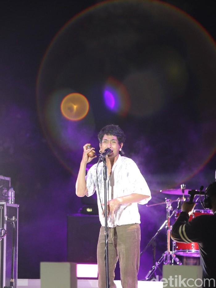 Aksi panggung Fourtwnty saat tampil di Prambanan Jazz 2020 di komplek Candi Prambanan, Sleman, Yogyakarta, Sabtu (31/10/2020). Prambanan Jazz Virtual Festival kali ini dilaksanakan secara daring untuk mencegah penyebaran COVID-19.