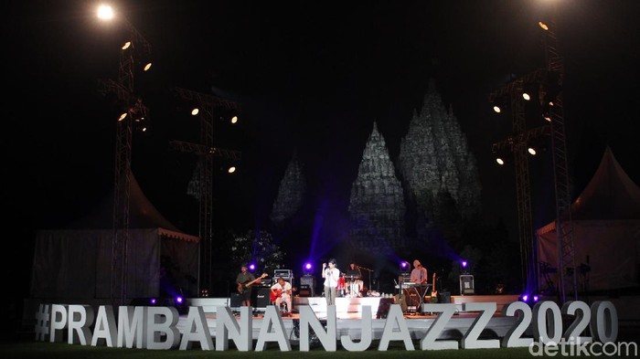 Aksi panggung Fourtwnty saat tampil di Prambanan Jazz 2020 di komplek Candi Prambanan, Sleman, Yogyakarta, Sabtu (31/10/2020). Prambanan Jazz Virtual Festival kali ini dilaksanakan secara daring untuk mencegah penyebaran COVID-19.
