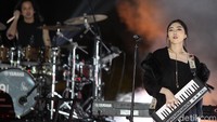 Isyana membawakan lagu terbaru Unlock The Key di hari pertama Prambanan Jazz Festival 2020.