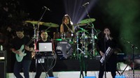 Isyana tampil membawakan sejumlah lagi hits untuk menghibur penonton melalui siaran daring.