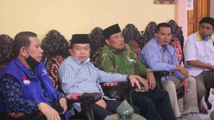 Anggota dewan Jambi saat bersama Cagub Jambi Al Haris saat safari politik