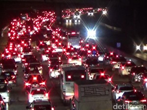 Puncak Arus Balik Libur Panjang, Arus Lalin Tol Cikampek Mengular