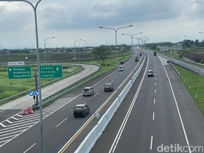 Arus lalu lintas di Tol Pejagan-Pemalang, Minggu (1/11/2020).