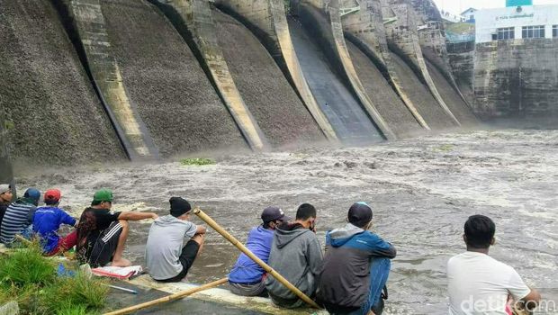 asatan di bendungan sampean baru