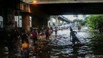 Banjir Rendam Kolong Tol JORR Bekasi