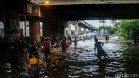 Sejumlah kendaraan nekat menerobos banjir di kolong Tol JORR, Bekasi.