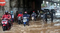 Beberapa pengendara memilih melintas di sisi kanan jalan agar tidak mogok.