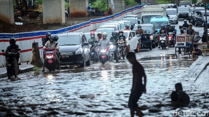 Banjir di Kolong TOL JORR Bekasi Sejumlah kendaraan melintas di Kolong Tol JORR, Bekasi, Minggu (1/11/2020). Hujan yang mengguyur Bekasi membuat jalan ini kebanjiran.