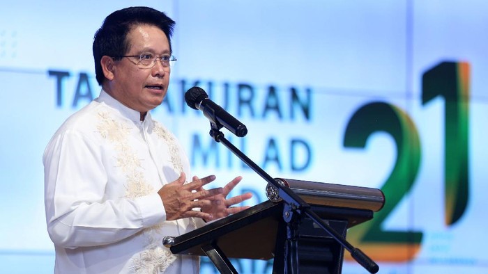Direktur Utama Bank Syariah Mandiri Hery Gunardi (kanan), bersama Komisaris Independen Bank Syariah Mandiri Suyanto (kedua kanan), Ketua Dewan Pengawas Syariah Mohamad Hidayat (ketiga kanan), Direktur Finance, Strategy dan Treasury Ade Cahyo Nugroho (kiri) memindai kode batang untuk sedekah serentak bersama seluruh jajaran Direksi, Komisaris, DPS dan pegawai di seluruh Indonesia secara daring di Jakarta, Minggu (1/11/2020). Dalam rangka milad ke-21 tahun Bank Syariah Mandiri menggelar program berbagi dan peduli untuk masyarakat di Indonesia bernilai Rp24,7 miliar dan menyentuh lebih dari 30 ribu penerima manfaat di Indonesia.