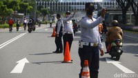 Putugas juga mengatur lalu lintas di kawasan tersebut.