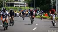 Sejumlah warga sedang berolahraga sepeda di kawasan Jalan Sudirman.