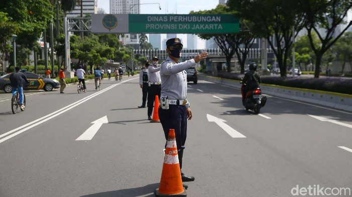 Cegah Begal, Petugas Disiagakan di Jalur Sepeda Kasus begal pesepeda saat ini sedang marak di Jakarta. Petugas Dinas Perhubungan (Dishub) pun disiagakan di jalur khusus sepeda Jalan Sudirman.